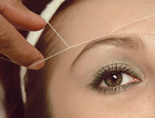 Threading oblikovanje obrva koncem